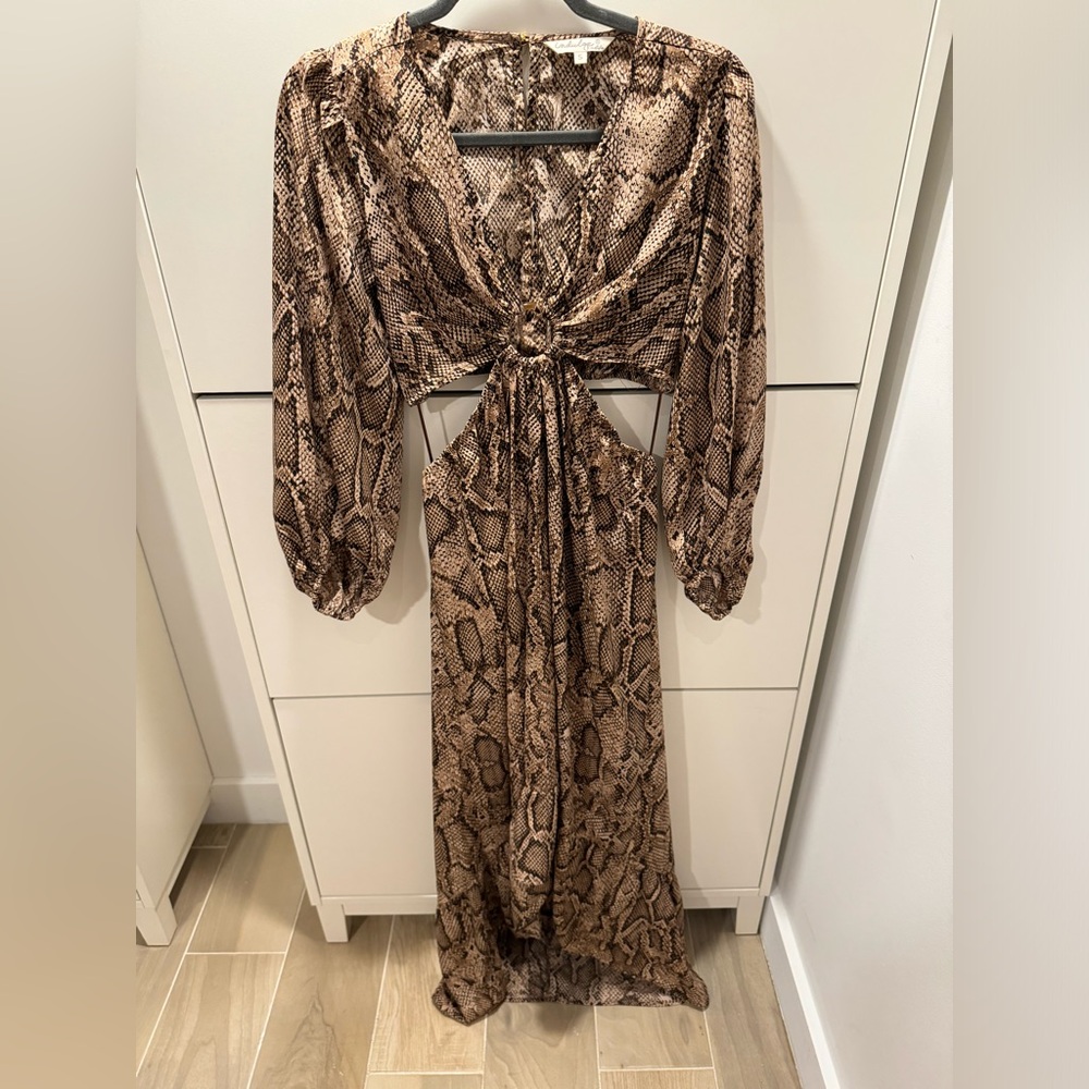 NEW Indulge in style dress.